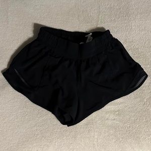 Lululemon Hotty Hot Low-Rise Lined Short 2.5”